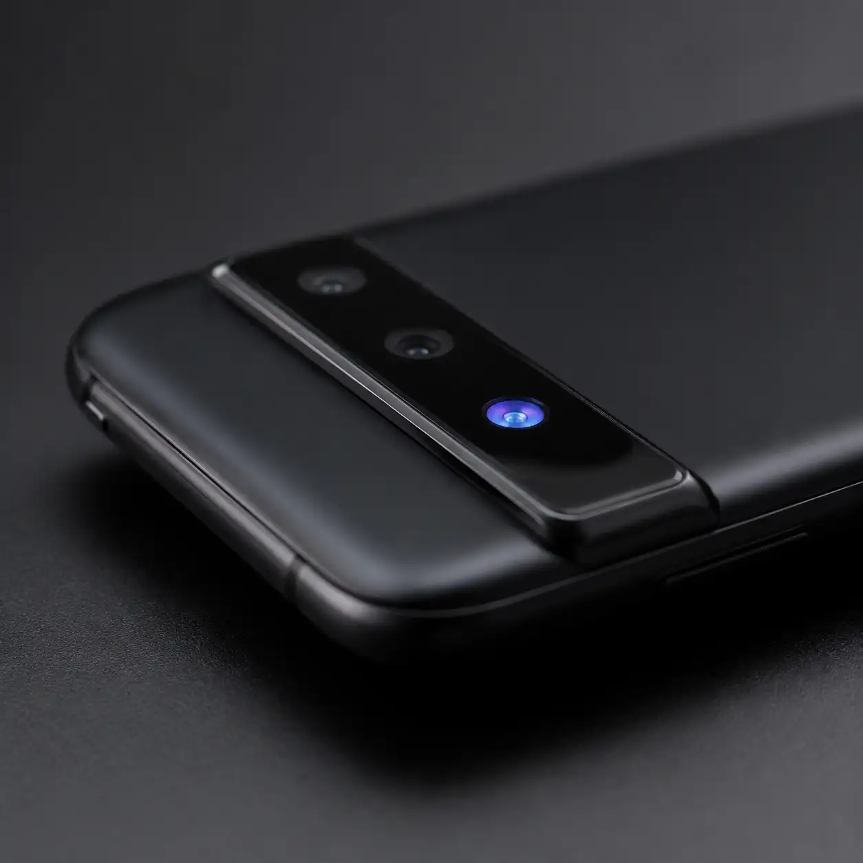 Pixel 11 相机条冒出发光圆点，Google 敢晒不给说明书