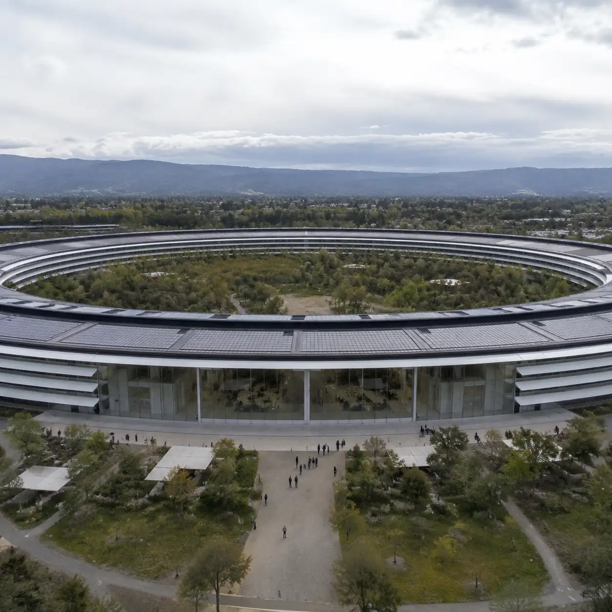 苹果起诉 OpenAI：挑战 iPhone 之前，先扛住硬件战争的全部成本